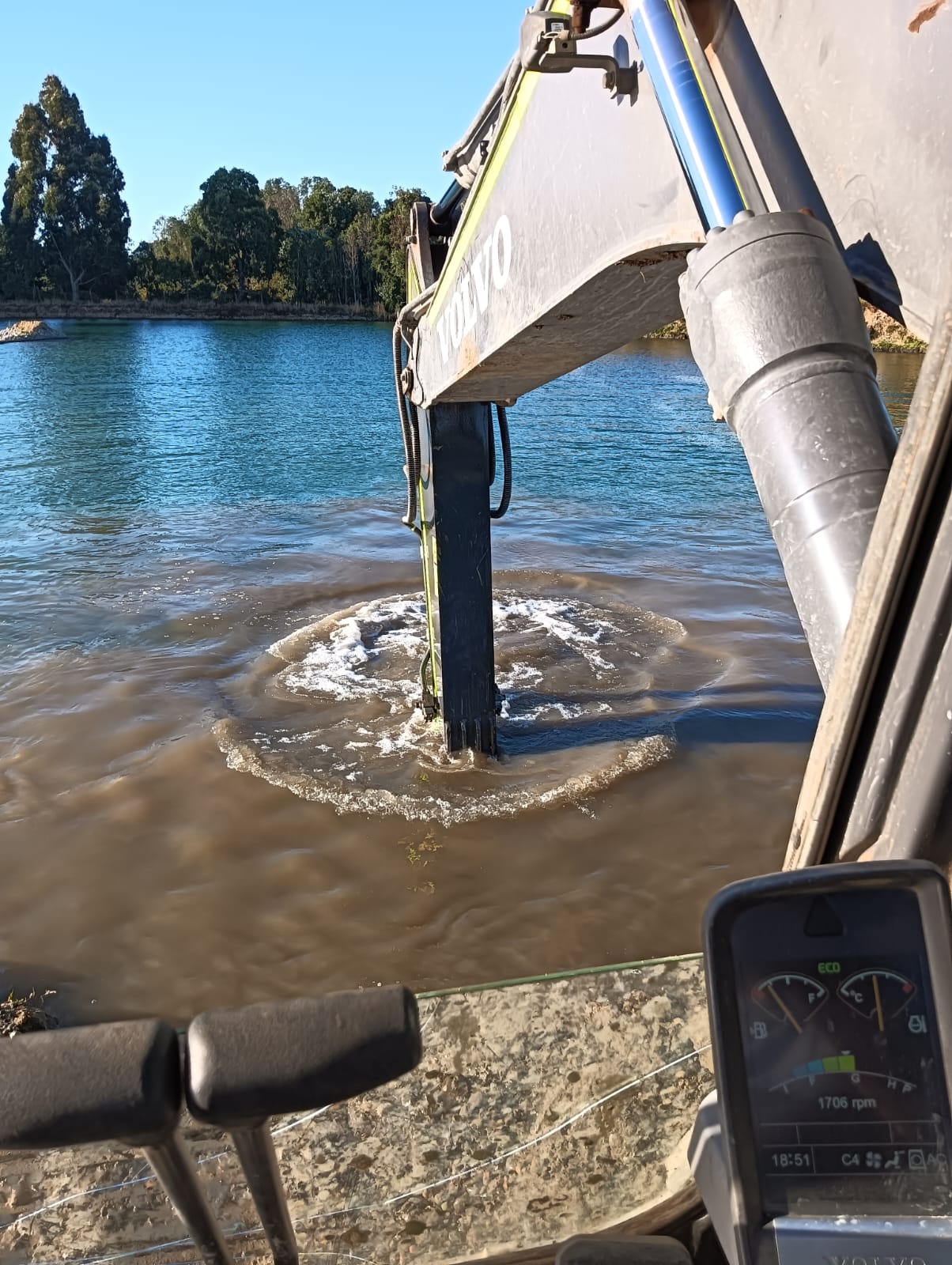 Excavadora Volvo en limpieza de cauce de río, sur de Chile